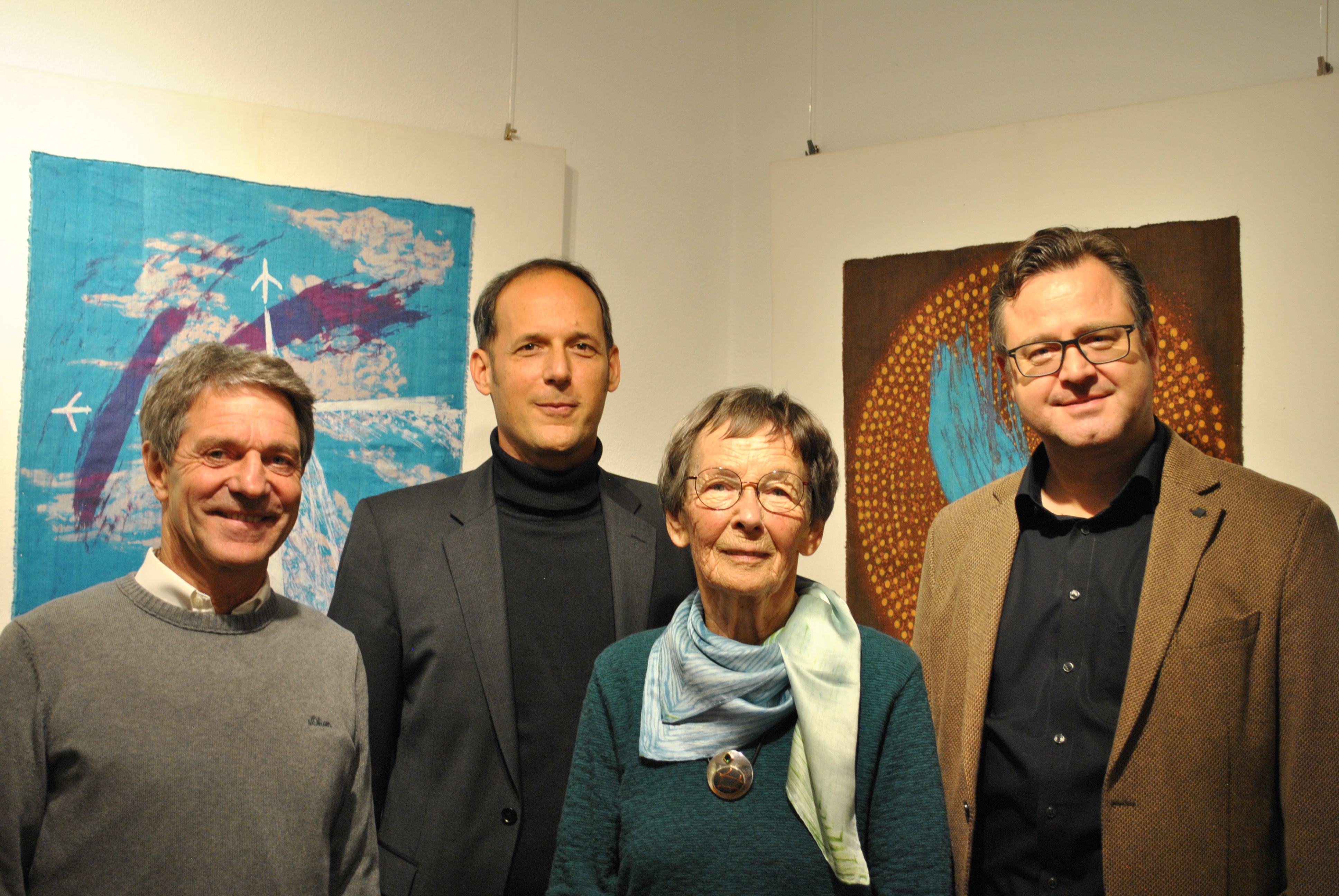 bei der Vernissage: Musiker Wolfgang Meyer, Laudator Steffen Rooschüz, Künstlerin Inge Klawiter und Bürgermeister Henrik Wengert