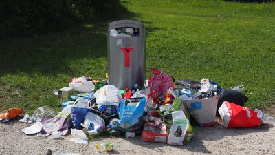 Wilde Müllablagerungen von Sperrmüll auf öffentlichen Flächen