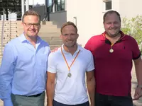 Bürgermeister Henrik Wengert mit Andreas Rinderle und Stephan Endres vom KSV Linzgau Taisersdorf